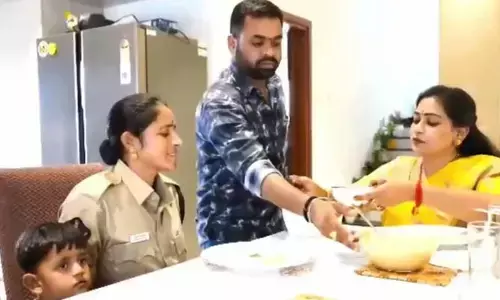 బిడ్డను ఎత్తుకుని రోడ్డుపై డ్యూటీ.. కానిస్టేబుల్‌ను ఇంటికి పిలిచి అభినందించిన హోంమంత్రి