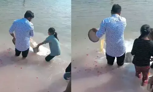 VIRAL VIDEO: ఓవైపు భక్తి మరోవైపు ఆకలి.. దేశంలో పేదరికం ఇంత దారుణంగా ఉందా?