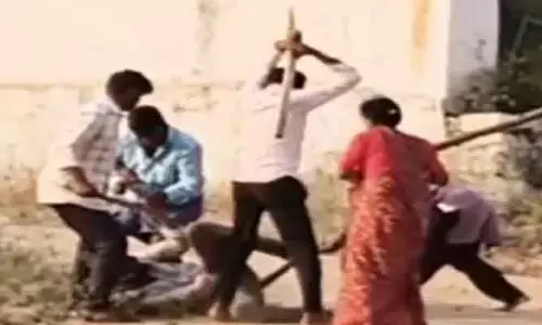 విన్యాసాల కత్తితో యువకుడి వీరంగం