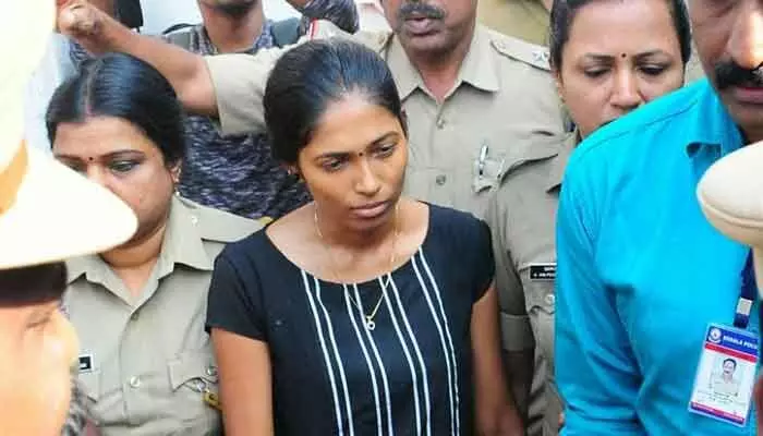 ప్రియుడి కోసం పసికందును చంపిన కిరాతక తల్లి.. జీవిత ఖైదు విధిస్తూ కోర్టు సంచలన తీర్పు ప్రియుడి కోసం పసికందును చంపిన కిరాతక తల్లి.. జీవిత ఖైదు విధిస్తూ కోర్టు సంచలన తీర్పు