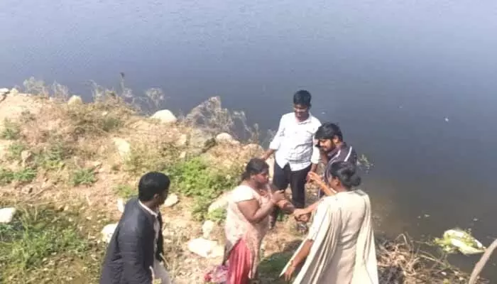 ఆత్మహత్య యత్నానికి పాల్పడిన యువతిని కాపాడిన పోచంపల్లి పోలీసులు ఆత్మహత్య యత్నానికి పాల్పడిన యువతిని కాపాడిన పోచంపల్లి పోలీసులు