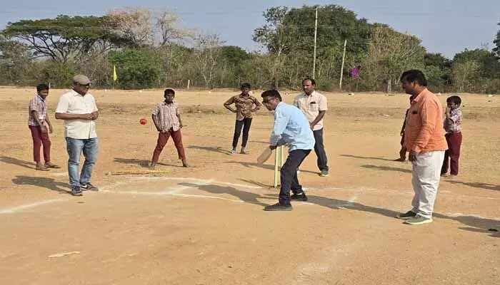 క్రీడలు మానసిక ఉల్లాసాన్ని కలిగిస్తాయి: ఎంఈఓ రాజు నాయక్ క్రీడలు మానసిక ఉల్లాసాన్ని కలిగిస్తాయి: ఎంఈఓ రాజు నాయక్