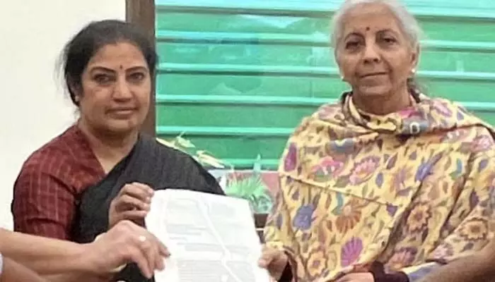 క్రెడిట్ కార్డుల వడ్డీపై గరిష్ట పరిమితి విధించండి.. నిర్మలా సీతారామన్కు పురంధేశ్వరి వినతి క్రెడిట్ కార్డుల వడ్డీపై గరిష్ట పరిమితి విధించండి.. నిర్మలా సీతారామన్కు పురంధేశ్వరి వినతి