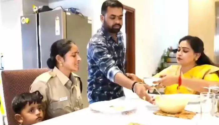 బిడ్డను ఎత్తుకుని రోడ్డుపై డ్యూటీ.. కానిస్టేబుల్ను ఇంటికి పిలిచి అభినందించిన హోంమంత్రి బిడ్డను ఎత్తుకుని రోడ్డుపై డ్యూటీ.. కానిస్టేబుల్ను ఇంటికి పిలిచి అభినందించిన హోంమంత్రి