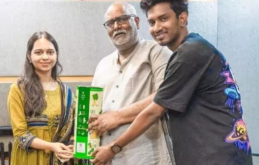పాటకు ప్రాణం పోసిన కీరవాణి పాటకు ప్రాణం పోసిన కీరవాణి