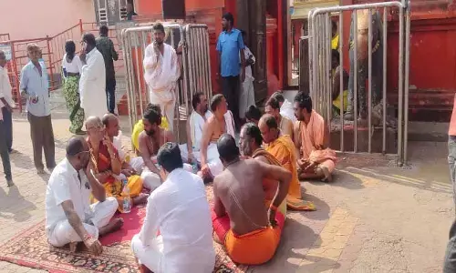 కొండగట్టు అంజన్న ఆలయంలో అర్చకుల నిరసన
