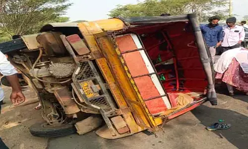 ధన్వాడ లో ఆటో బోల్తా.. ఒకరు మృతి