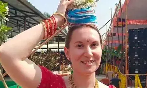 జోగులాంబ సన్నిధిలో రష్యా యువతి