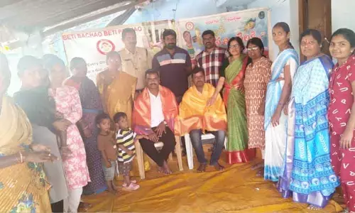 పిల్ల‌ల‌ను చిన్న‌ప్ప‌టి నుంచి బ‌డికి పంపాలి :  స‌ర్పంచ్ పులికంటి సుధాక‌ర్