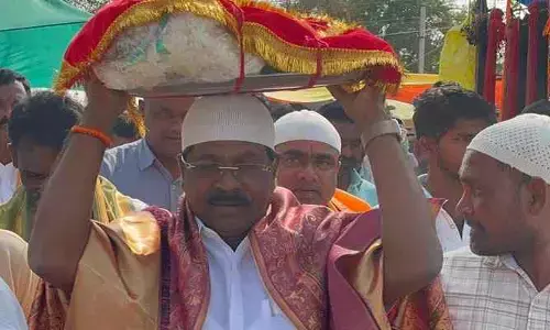 దర్గాను దర్శించిన ఎమ్మెల్యే డాక్టర్ చిక్కుడు వంశీకృష్ణ
