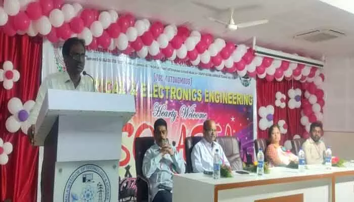 నైపుణ్యం ఉంటేనే ఉజ్వల భవిష్యత్ నైపుణ్యం ఉంటేనే ఉజ్వల భవిష్యత్