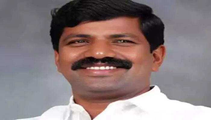 సొంత బావ ఫోన్ టాప్ చేసిన దుర్మార్గుడు కేటీఆర్ సొంత బావ ఫోన్ టాప్ చేసిన దుర్మార్గుడు కేటీఆర్