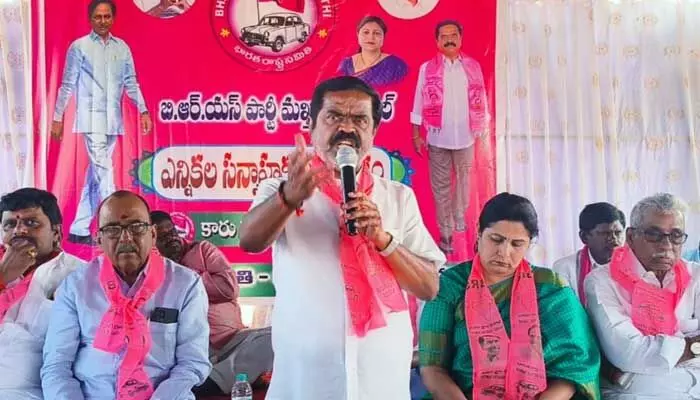 మూడు మున్సిపాలిటీలలో గులాబీ జెండా ఎగరాలి : మాజీ ఎమ్మెల్యే రామ్మోహన్ రెడ్డి మూడు మున్సిపాలిటీలలో గులాబీ జెండా ఎగరాలి : మాజీ ఎమ్మెల్యే రామ్మోహన్ రెడ్డి