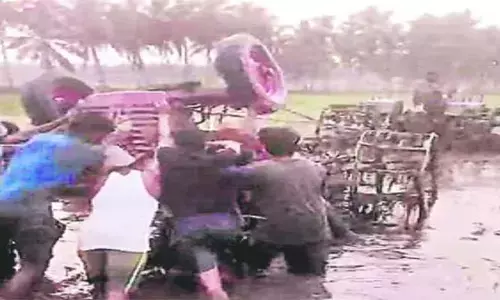 దమ్ము ట్రాక్టర్ తిరగబడి డ్రైవర్ మృతి