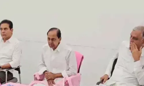 కేసీఆర్ కీలక భేటీ.. ఫోన్ ట్యాపింగ్, మున్సిపల్ ఎన్నికలపై కేటీఆర్, హరీష్‌తో చర్చ!