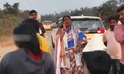 మానవత్వం చాటుకున్న మంత్రి సీతక్క