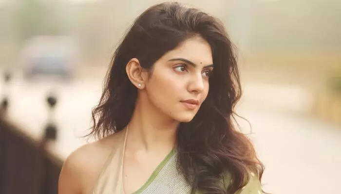 Misha Narang oozes hot vibes in a stunning green saree Misha Narang oozes hot vibes in a stunning green saree