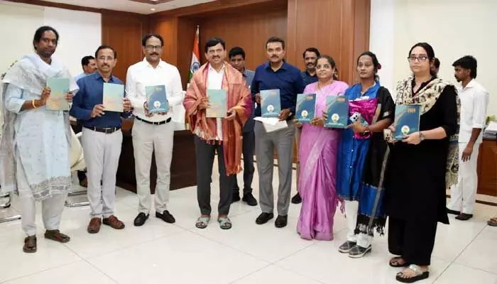 16 మందికి ఐఏఎస్ హోదా.. ఆనందంలో డిప్యూటీ కలెక్టర్లు 16 మందికి ఐఏఎస్ హోదా.. ఆనందంలో డిప్యూటీ కలెక్టర్లు