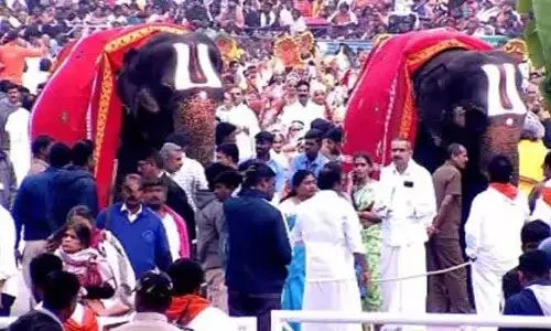 తిరుమలకు పెరిగిన భక్తుల రద్దీ.. శిలాతోరణం వరకూ క్యూలైన్