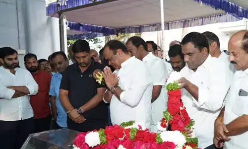 చంపాపేట కార్పొరేటర్ భౌతిక కాయానికి నివాళులర్పించిన మంత్రి కోమటి రెడ్డి