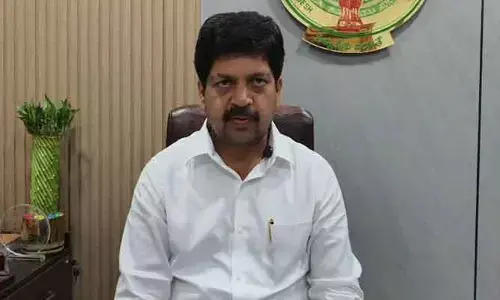 కన్ను పడిన భూమిని కబ్జా చేసిన ఘనత ఆయనదే : మంత్రి