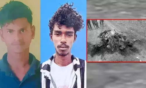 పొలంలో దారుణం.. ఇద్దరు యువకులు సజీవ దహనం