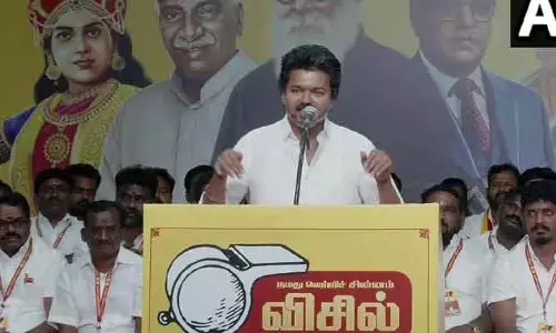 ఒంటరిగానే పోరాడతాం.. టీవీకే సత్తా చాటుతాం: విజయ్ రాజకీయ గర్జన!