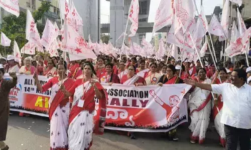 మహిళా పోరాటాలకు నాంది.. కదం తొక్కిన ఐద్వా దండు.. నగరంలో భారీ ర్యాలీ