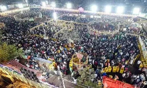 జనసంద్రంగా మేడారం