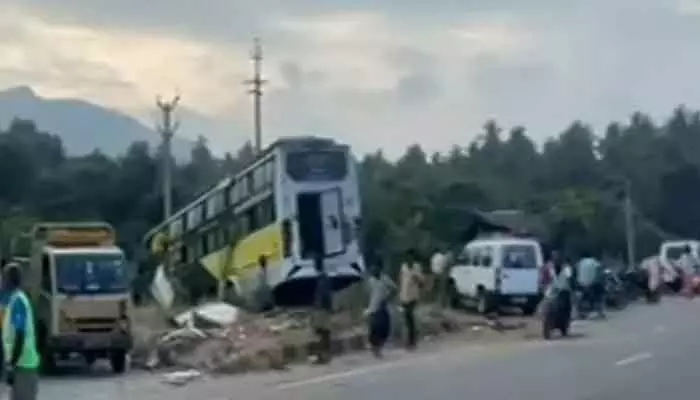 రాష్ట్రంలో మరో ఘోర బస్సు ప్రమాదం.. ముగ్గురు మృతి, 15 మందికి గాయాలు రాష్ట్రంలో మరో ఘోర బస్సు ప్రమాదం.. ముగ్గురు మృతి, 15 మందికి గాయాలు