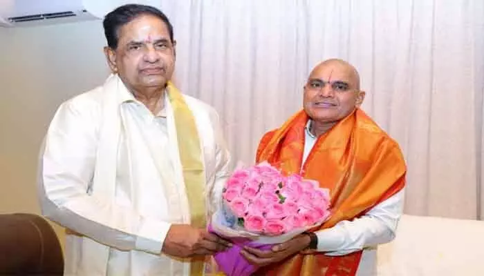 టీటీడీ చైర్మన్ ను కలిసిన నూతన జేఈఓ టీటీడీ చైర్మన్ ను కలిసిన నూతన జేఈఓ