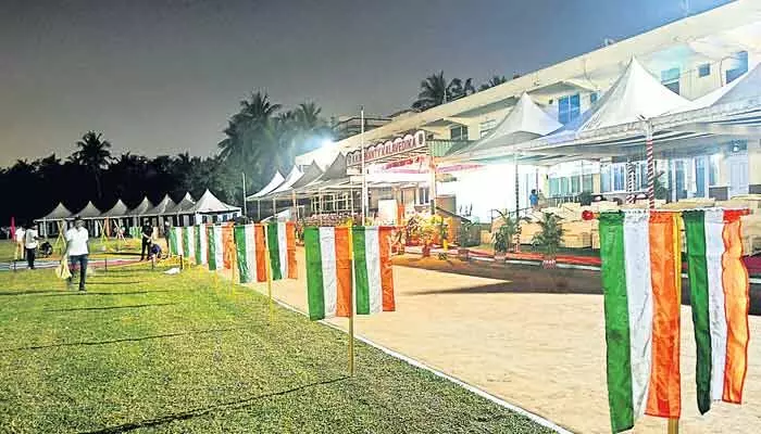 Republic Day celebrations: పరేడ్ గ్రౌండ్లో గణతంత్ర వేడుకలు.. భారీ బందోబస్తు Republic Day celebrations: పరేడ్ గ్రౌండ్లో గణతంత్ర వేడుకలు.. భారీ బందోబస్తు