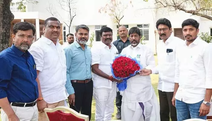 డిప్యూటీ CM భట్టిని కలిసిన పవర్ ఎంప్లాయీస్ JAC డిప్యూటీ CM భట్టిని కలిసిన పవర్ ఎంప్లాయీస్ JAC