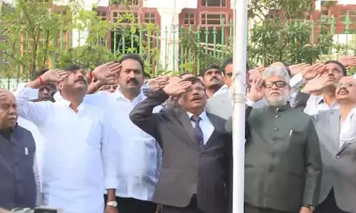 తెలంగాణ అసెంబ్లీలో త్రివర్ణ పతాకాన్ని ఆవిష్కరించిన స్పీకర్ గడ్డం ప్రసాద్ కుమార్