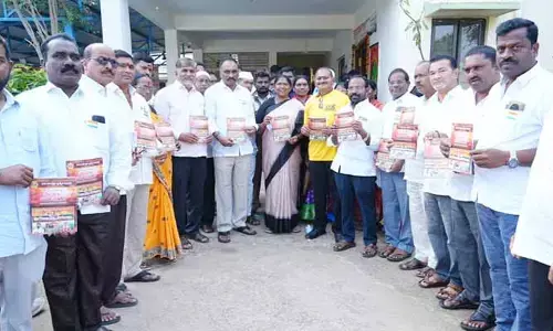 సమ్మక్క-సారలమ్మ మహా జాతర‌‌పై ‘దిశ’ స్పెషల్ బుక్.. ఆవిష్కరించిన మంత్రి సీతక్క