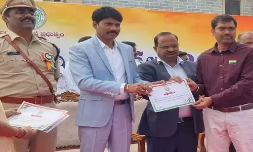 ఉత్త‌మ త‌హ‌శీల్దార్ గా అవార్డు అందుకున్న విన‌య్ సాగ‌ర్