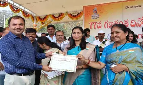 జహీరాబాద్ అధికారులకు అవార్డులు
