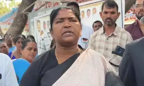 మేడారంలో కొంతమంది భక్తుల అత్యుత్సాహం.. మంత్రి సీతక్క కీలక సూచనలు