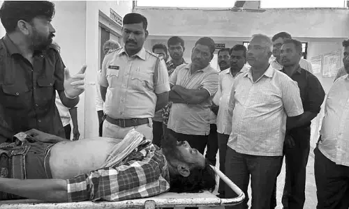 ఉరేసుకొని వ్య‌క్తి ఆత్మ‌హ‌త్య