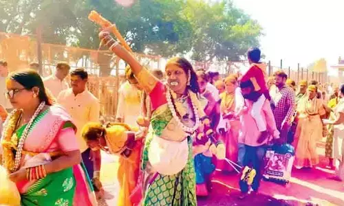 మేడారం జాతరలో రక్తంతో బలి హారతి