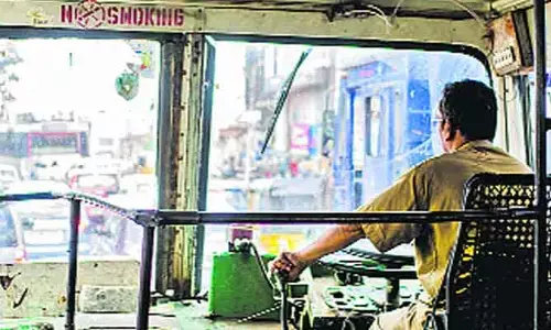 డ్రైవింగ్ సీటులోనే కుప్పకూలిపోయిన డ్రైవర్‌.. బస్సులో19 మంది ప్రయాణికులు