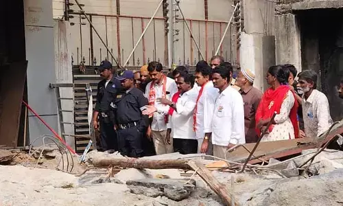 జీహెచ్ఎంసీ అధికారులు నిద్ర పోతున్నారా?.. నాంపల్లి ఘటనా స్థలాన్ని సందర్శించిన సీపీఎం బృందం