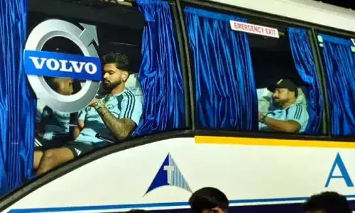 వైజాగ్‌కు చేరుకున్న భారత ఆటగాళ్లు.. విండో సీట్‌లో శ్రేయస్