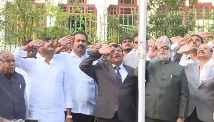 తెలంగాణ అసెంబ్లీలో త్రివర్ణ పతాకాన్ని ఆవిష్కరించిన స్పీకర్ గడ్డం ప్రసాద్ కుమార్ తెలంగాణ అసెంబ్లీలో త్రివర్ణ పతాకాన్ని ఆవిష్కరించిన స్పీకర్ గడ్డం ప్రసాద్ కుమార్