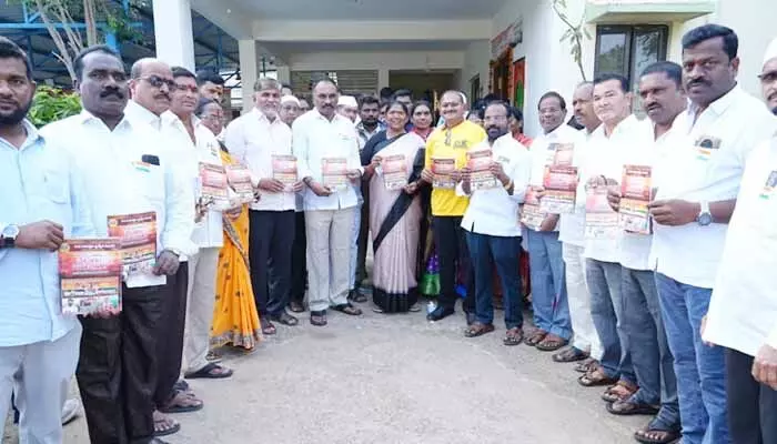 సమ్మక్క-సారలమ్మ మహా జాతరపై ‘దిశ’ స్పెషల్ బుక్.. ఆవిష్కరించిన మంత్రి సీతక్క సమ్మక్క-సారలమ్మ మహా జాతరపై ‘దిశ’ స్పెషల్ బుక్.. ఆవిష్కరించిన మంత్రి సీతక్క