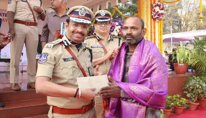 అఫ్జల్గంజ్ దినేష్ సాహసానికి సీపీ సజ్జనార్ ఫిదా.. గణతంత్ర వేడుకల్లో సత్కారం అఫ్జల్గంజ్ దినేష్ సాహసానికి సీపీ సజ్జనార్ ఫిదా.. గణతంత్ర వేడుకల్లో సత్కారం