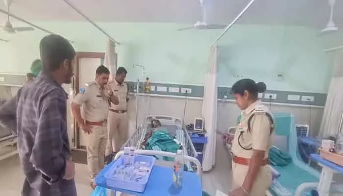 ఎలుగు బంటి దాడి.. వ్యక్తికి గాయాలు ఎలుగు బంటి దాడి.. వ్యక్తికి గాయాలు