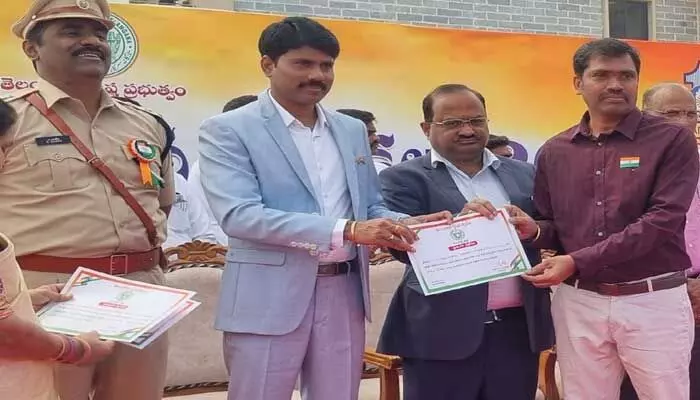 ఉత్తమ తహశీల్దార్ గా అవార్డు అందుకున్న వినయ్ సాగర్ ఉత్తమ తహశీల్దార్ గా అవార్డు అందుకున్న వినయ్ సాగర్