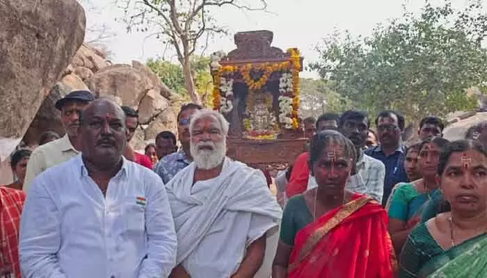 సిద్దుల గుట్ట పై ప్రత్యేక పూజలు సిద్దుల గుట్ట పై ప్రత్యేక పూజలు