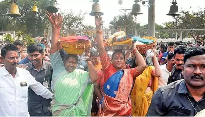 Medaram Special : ‘గొంతెమ్మ కోకలు’ సమర్పించడం Medaram Special : ‘గొంతెమ్మ కోకలు’ సమర్పించడం
